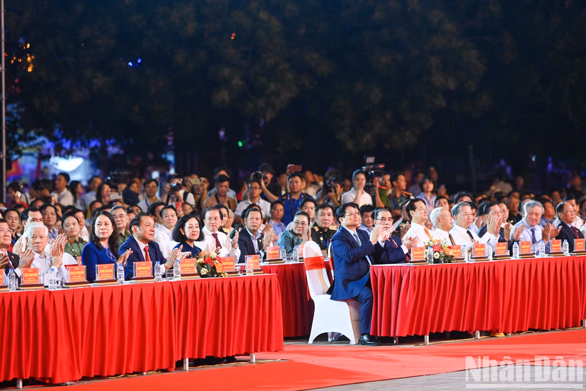 党和国家领导出席活动。