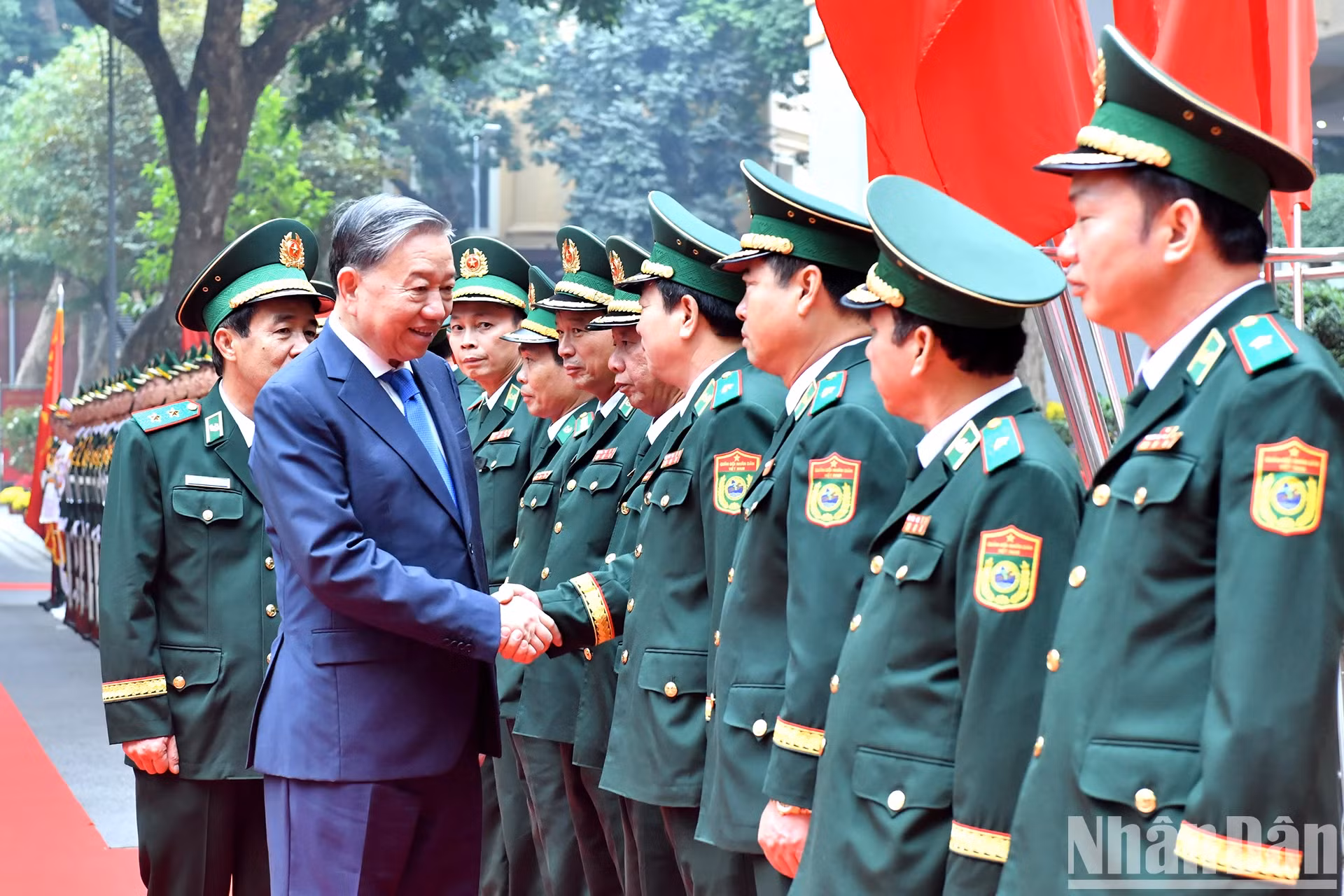越共中央总书记苏林向边防部队司令部拜年。