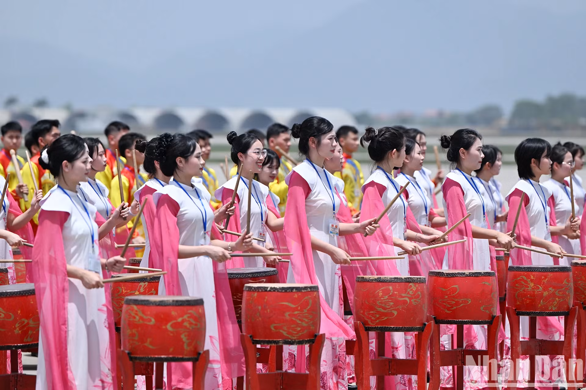 越南鼓艺团演员表演特色鼓类节目，欢迎中共中央总书记、中国国家主席习近平一行访越。