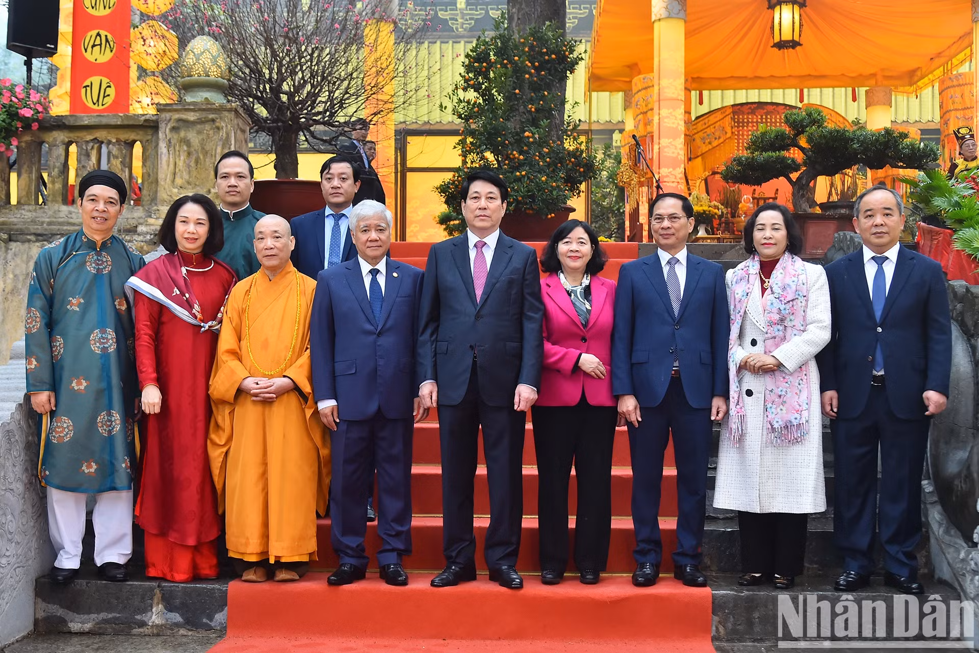 越南国家主席梁强和各位代表合影。