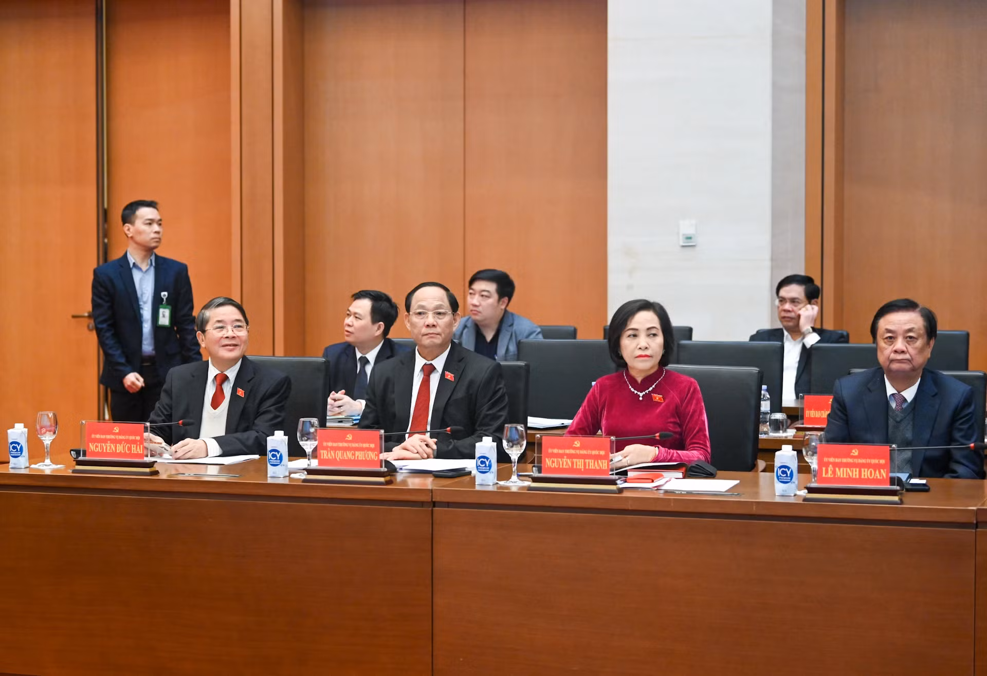 国会党委常务委员、国会副主席出席会议。