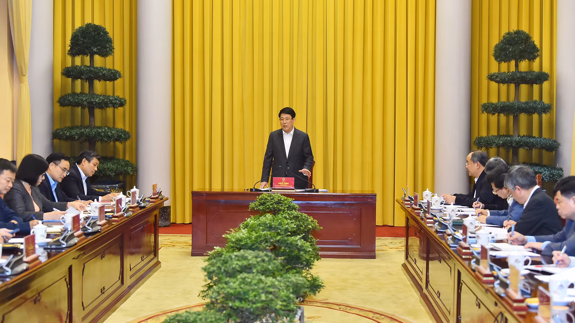 国家主席梁强在会议上发表讲话。