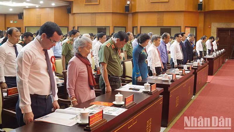 仪式开始前，越共中央总书记、国家主席苏林和代表们默哀一分钟，缅怀越南党和人民特别杰出的领导人已故阮富仲总书记。