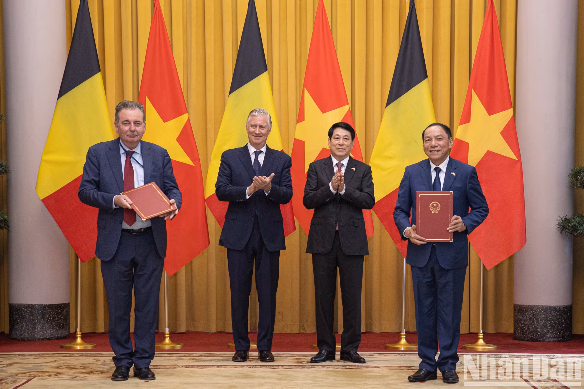 越南文化体育与旅游部部长阮文雄同布鲁塞尔首都大区首席大臣鲁迪·维尔乌特互换2025 - 2027年阶段合作计划文件。 越南文化体育与旅游部部长阮文雄同布鲁塞尔首都大区首席大臣鲁迪·维尔乌特互换2025 - 2027年阶段合作计划文件。