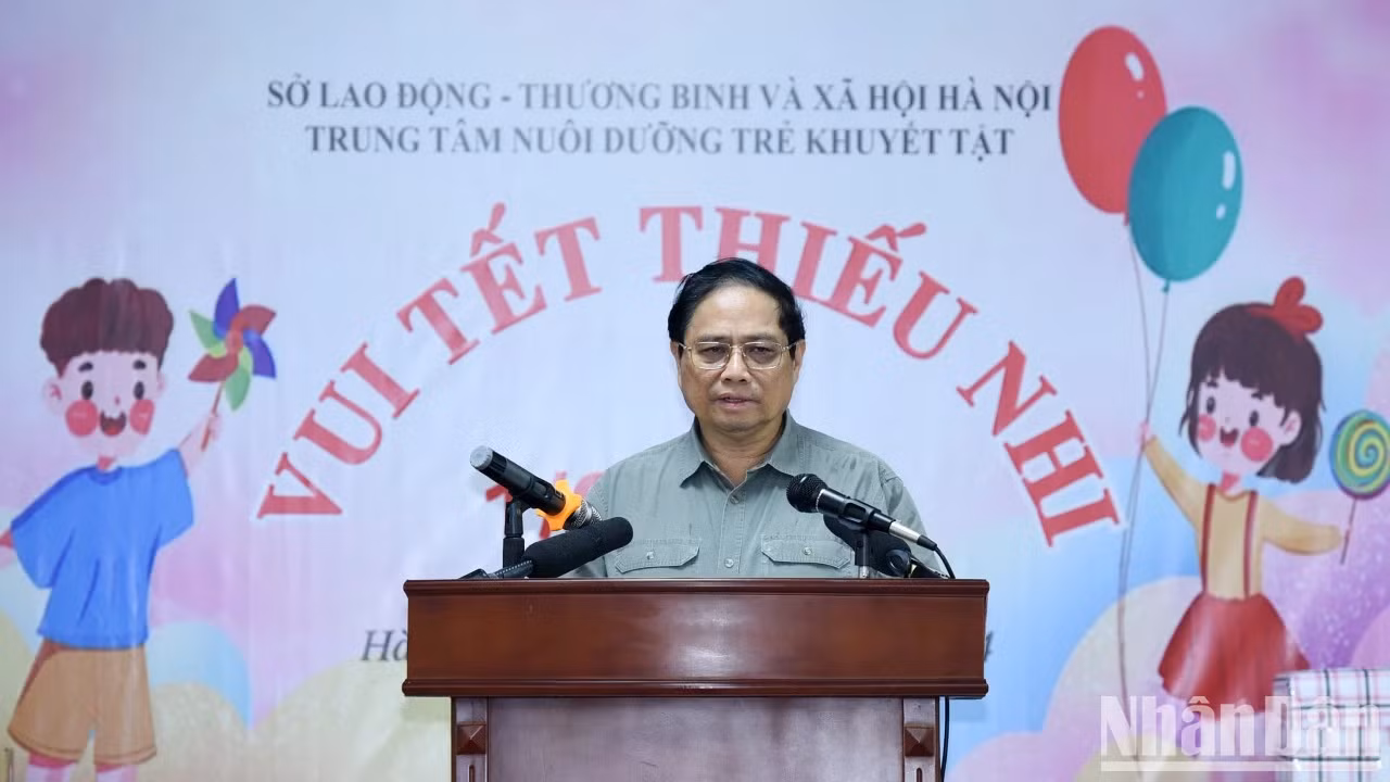 范明正总理发表讲话。