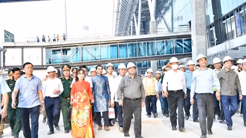 范明正总理视察胡志明市新山一国际机场T3航站楼项目。