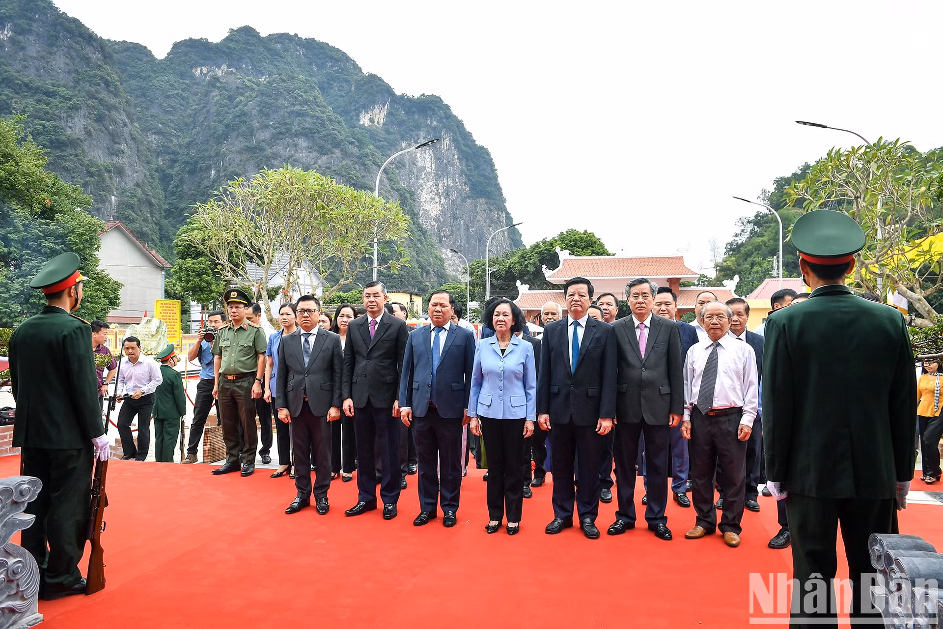 张氏梅同志和各位领导在位于胡伯伯走访志和生产集团遗迹的胡伯伯纪念馆敬香。 张氏梅同志和各位领导在位于胡伯伯走访志和生产集团遗迹的胡伯伯纪念馆敬香。