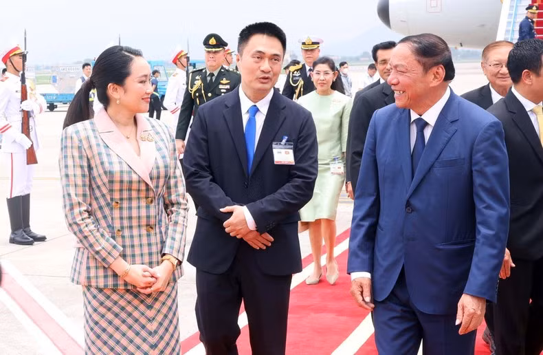 越南文化体育与旅游部部长阮文雄欢迎泰国总理佩通坦·钦那瓦。