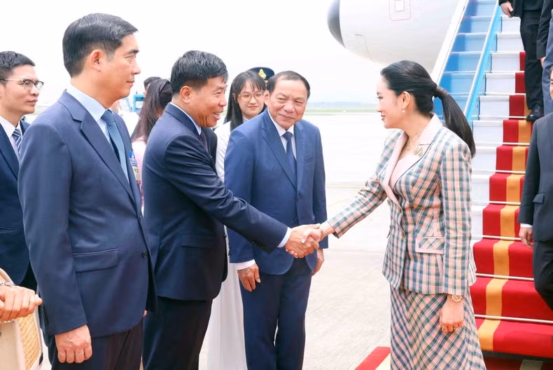 越南代表在内排机场欢迎泰国总理佩通坦·钦那瓦。