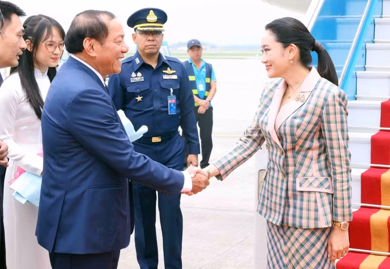 越南文化体育与旅游部部长阮文雄前往内排机场欢迎泰国总理佩通坦·钦那瓦。