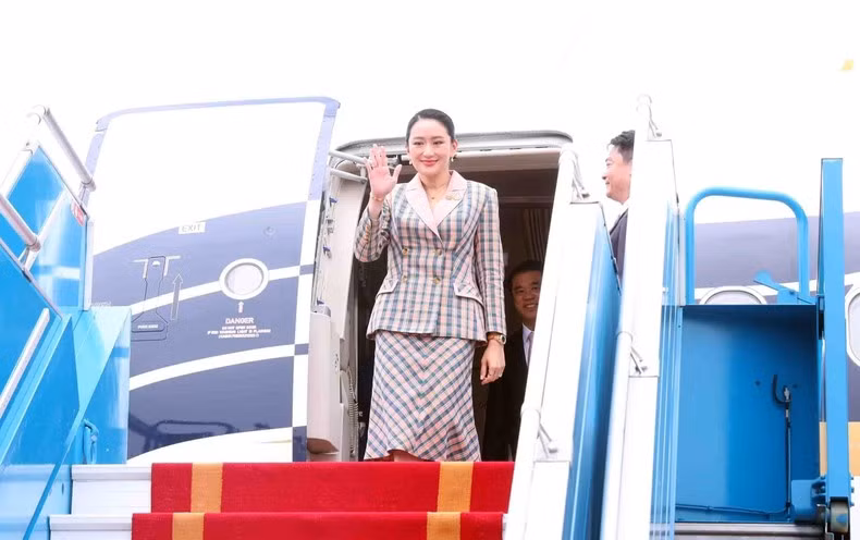 泰国总理佩通坦·钦那瓦抵达河内市内排机场 开始对越南进行正式访问。