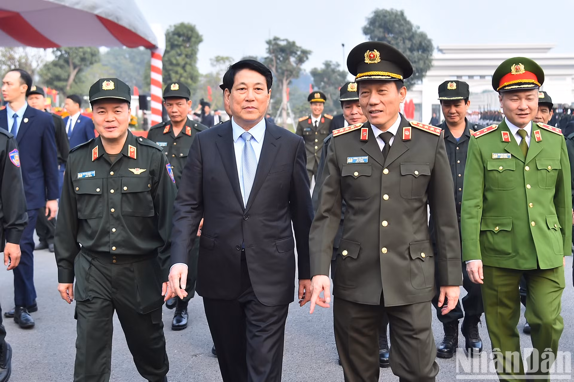 国家主席梁强参观机动警察司令部。