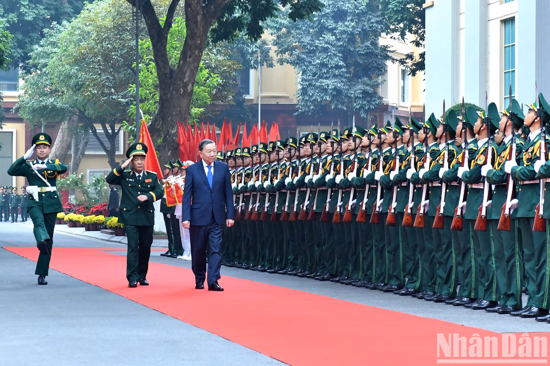 越共中央总书记苏林走访边防部队司令部。