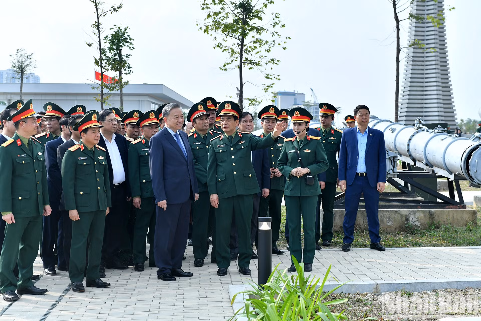 苏林总书记参观越南军事历史博物馆。