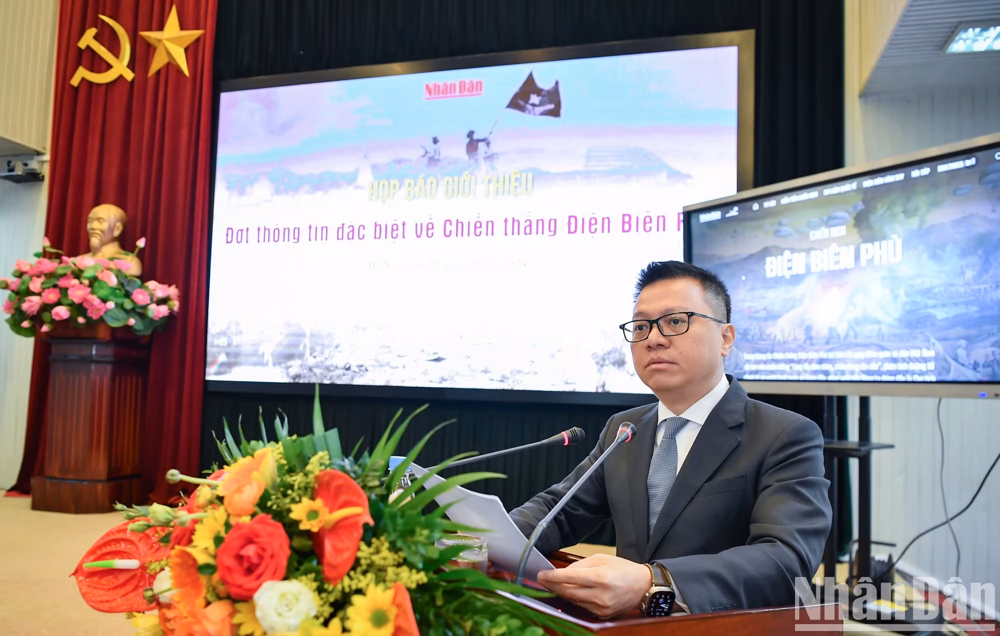 越共中央委员、越南《人民报》社总编辑、中央宣教部副部长、越南新闻工作者协会主席黎国明介绍关于奠边府大捷的特殊宣传活动。