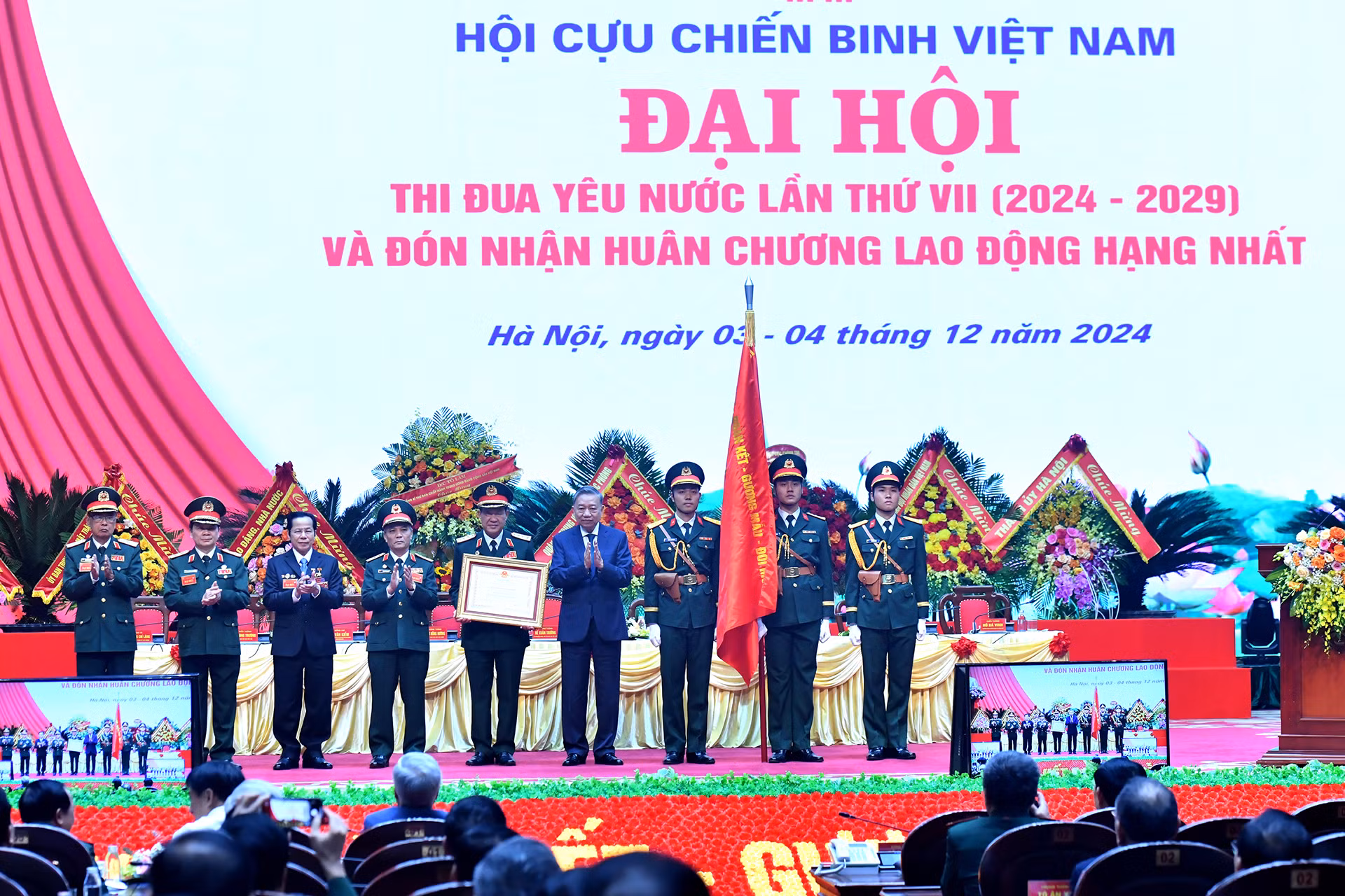 苏林总书记向越南老战士协会授予一级劳动勋章。