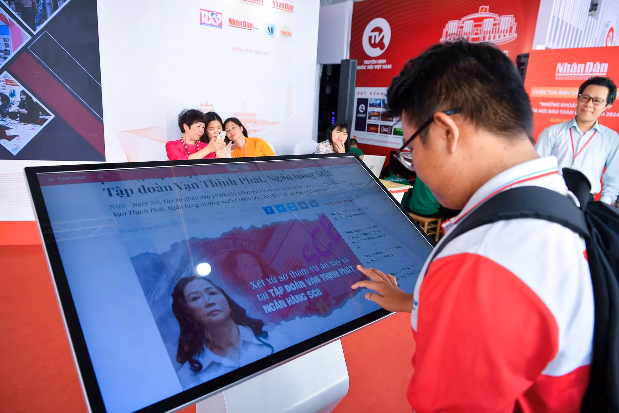 读者参观《人民报》的展位。 读者参观《人民报》的展位。