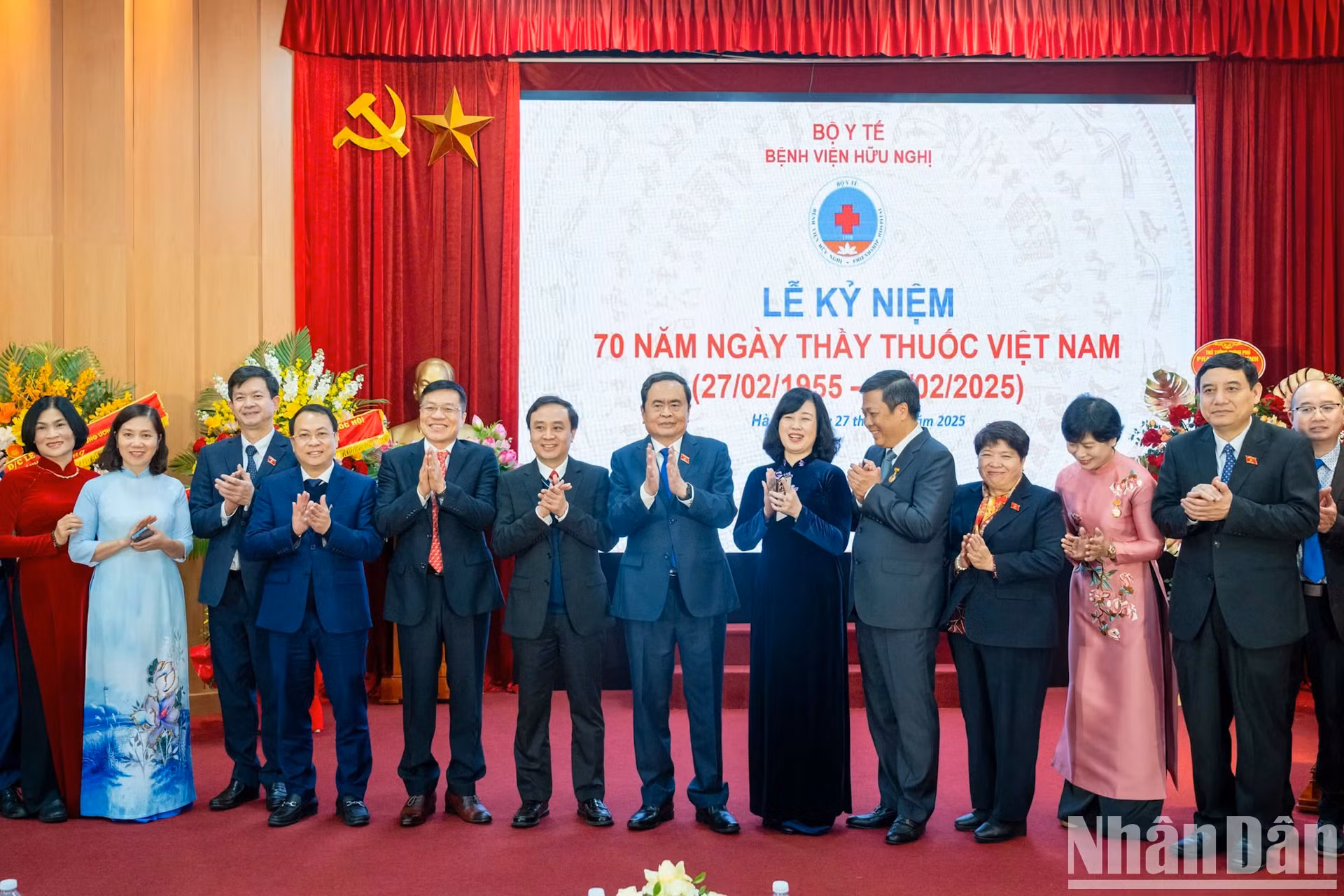 国会主席陈青敏和各位代表合影。
