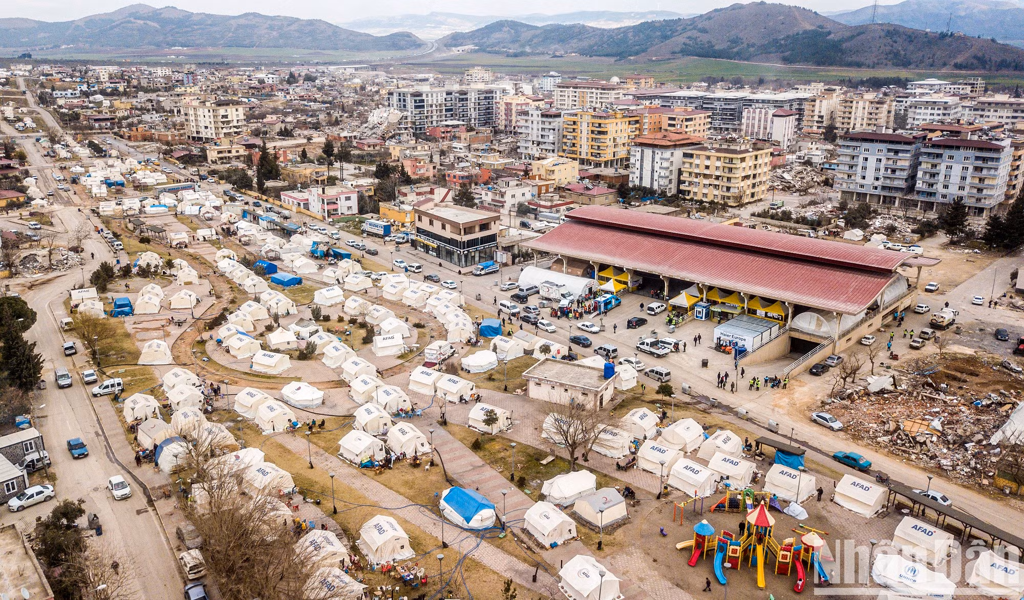 努尔达吉镇的“帐篷城市”就是当地人民重建未来的基础。