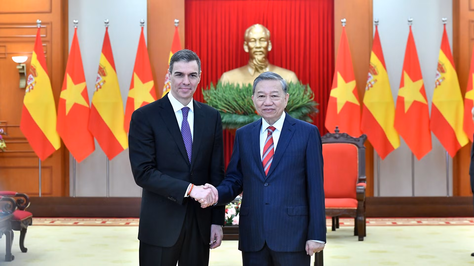 苏林总书记和班牙首相佩德罗·桑切斯·佩雷斯–卡斯特洪。