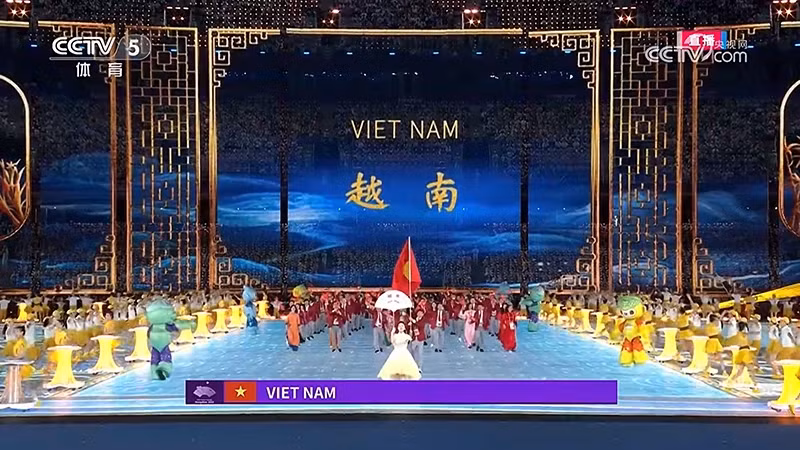 越南体育代表团入场。