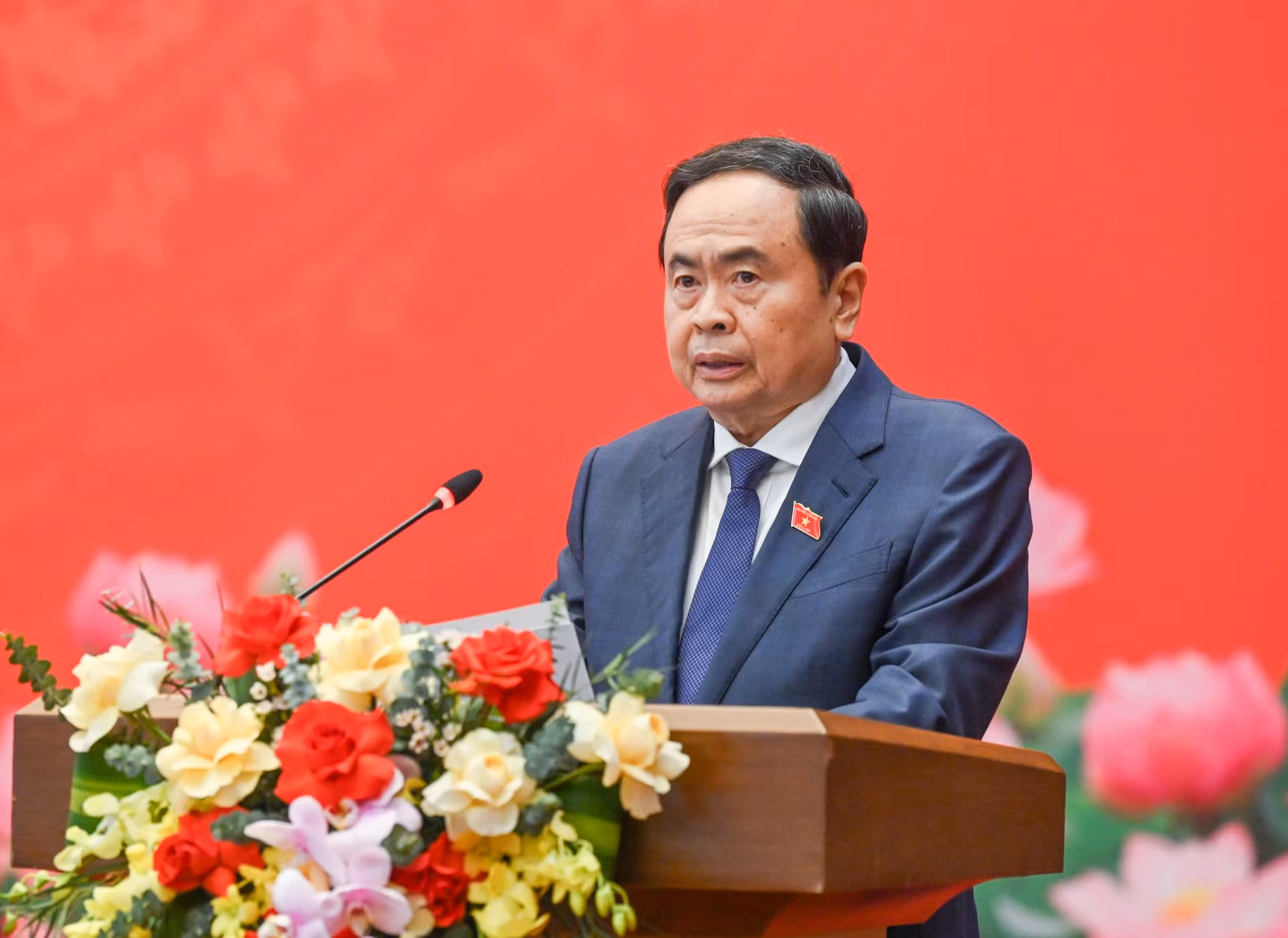 国会主席陈青敏发表讲话。