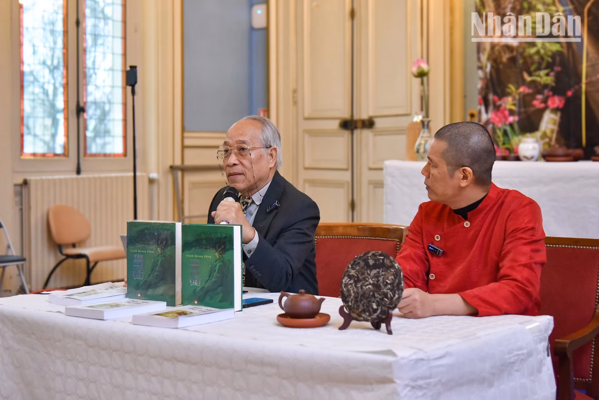 参加活动的嘉宾有机会同《越南茶文明》一书作者——越南科学技术翰林院科学家郑光勇交流。
