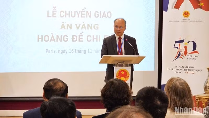 越南驻法国大使丁全胜在仪式上发表讲话。 越南驻法国大使丁全胜在仪式上发表讲话。
