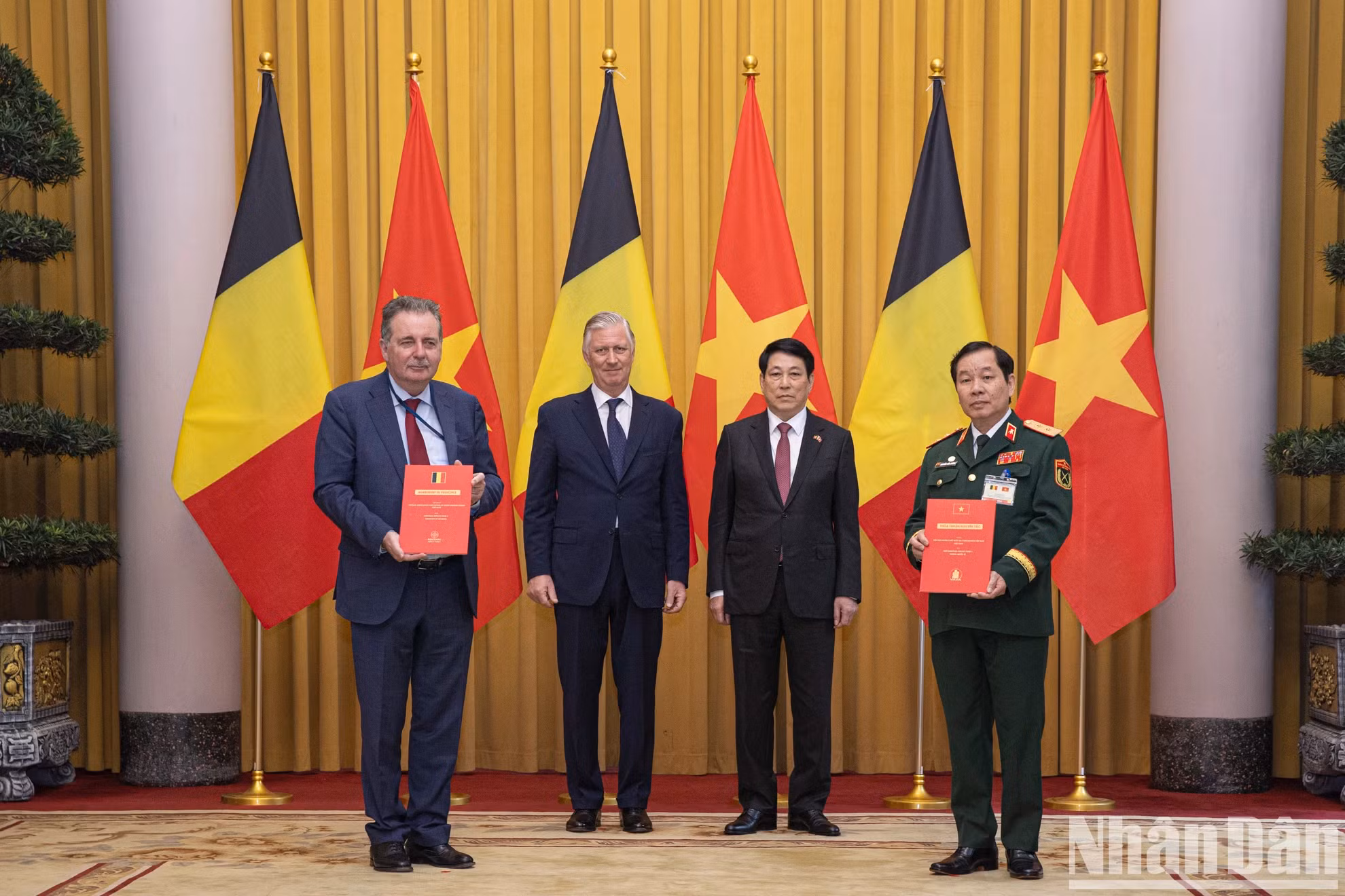 越南橙剂/二恶英受害者协会主席阮有正中将同布鲁塞尔首都大区首席大臣鲁迪·维尔乌特互换“越南橙剂/二恶英受害者协会与比利时王国Aquitara Impact基金1号之间的原则协议”。 越南橙剂/二恶英受害者协会主席阮有正中将同布鲁塞尔首都大区首席大臣鲁迪·维尔乌特互换“越南橙剂/二恶英受害者协会与比利时王国Aquitara Impact基金1号之间的原则协议”。