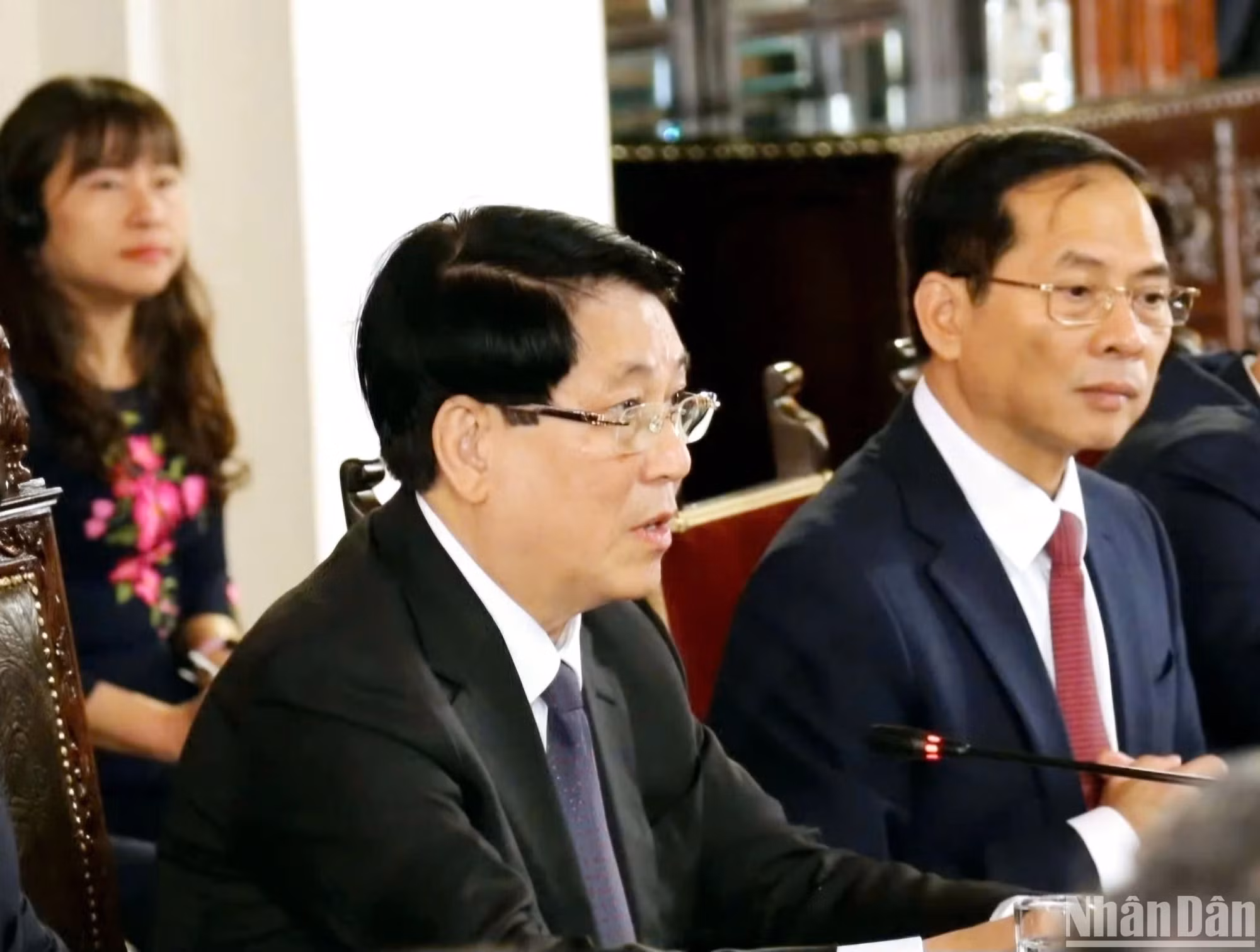 国家主席梁强发表讲话。