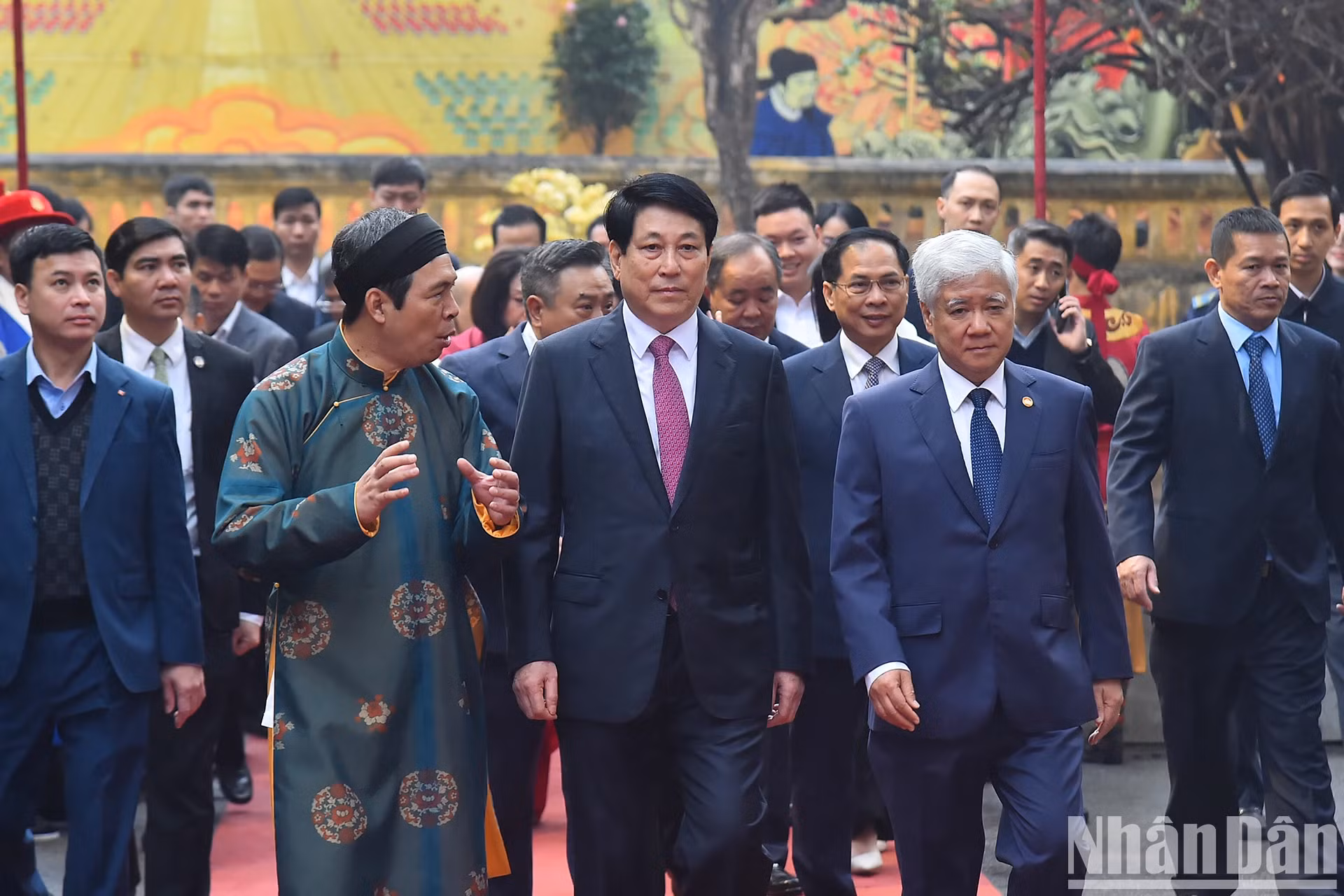 越南国家主席梁强和各位代表出席仪式。