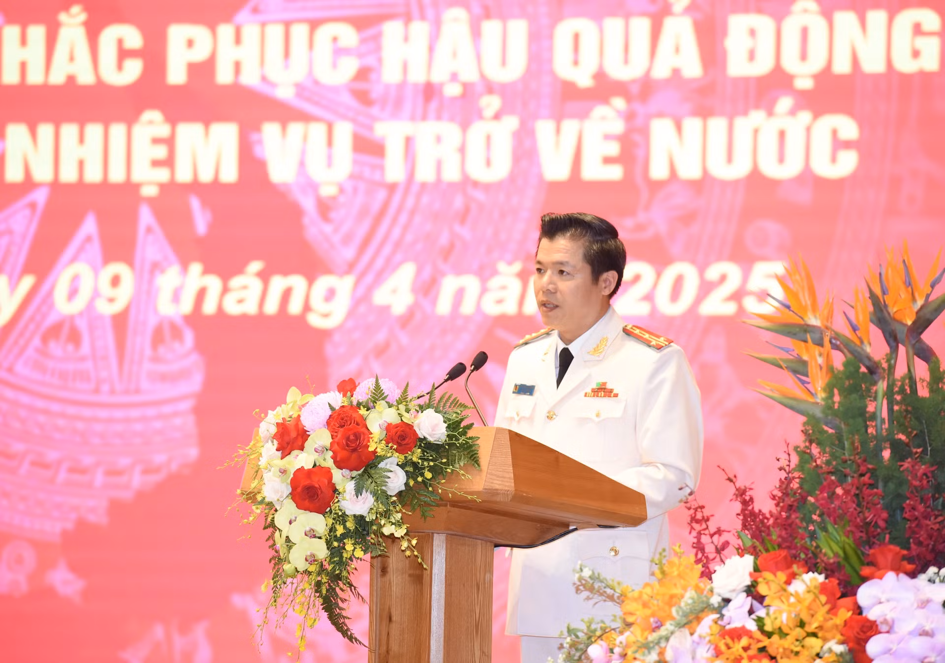 公安部消防与就难救护警察局副局长、越南公安部救援队队长阮明姜大校发表讲话。
