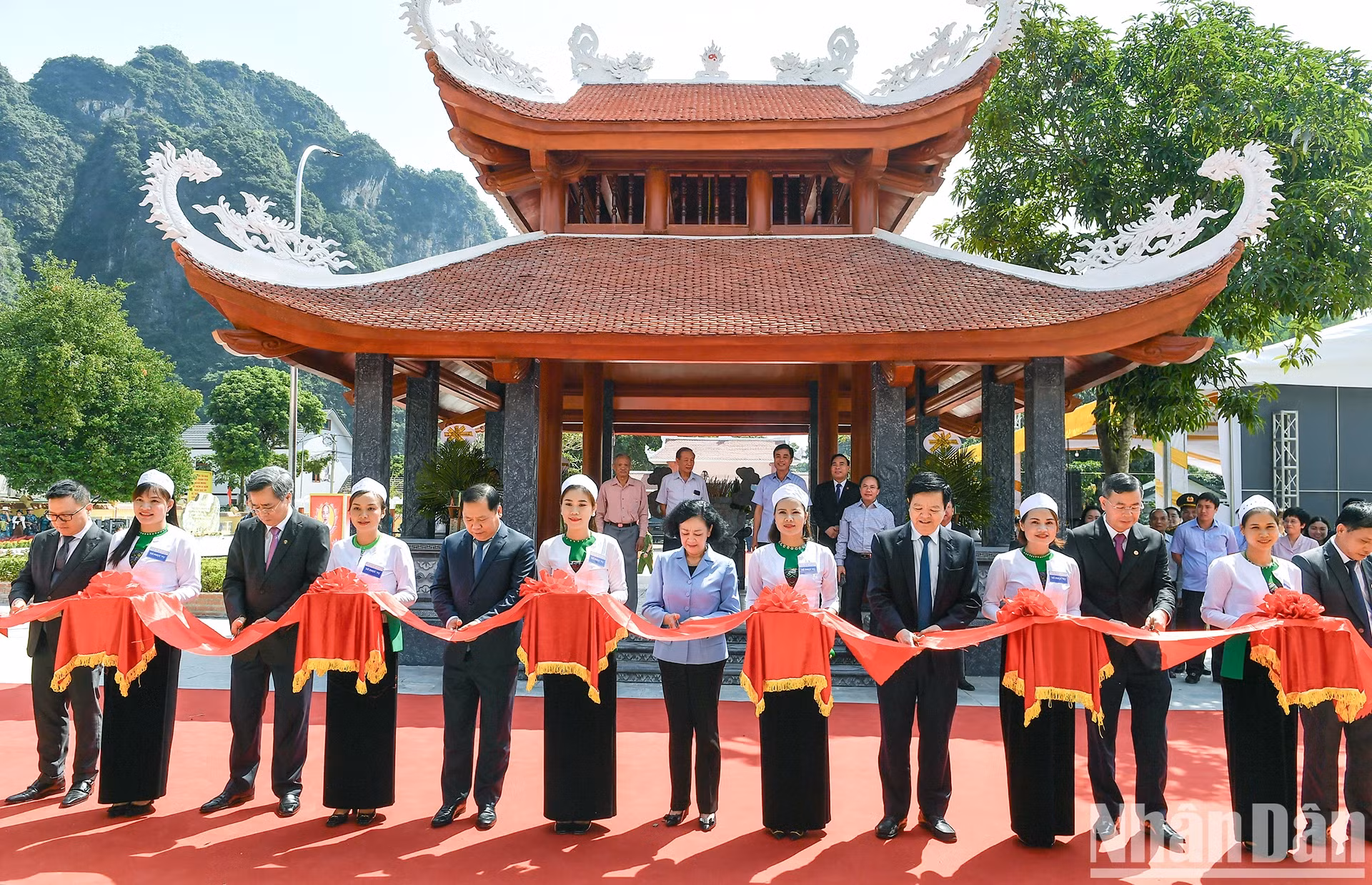 各位领导参加胡伯伯走访志和生产集团遗迹工程剪彩落成仪式。 各位领导参加胡伯伯走访志和生产集团遗迹工程剪彩落成仪式。