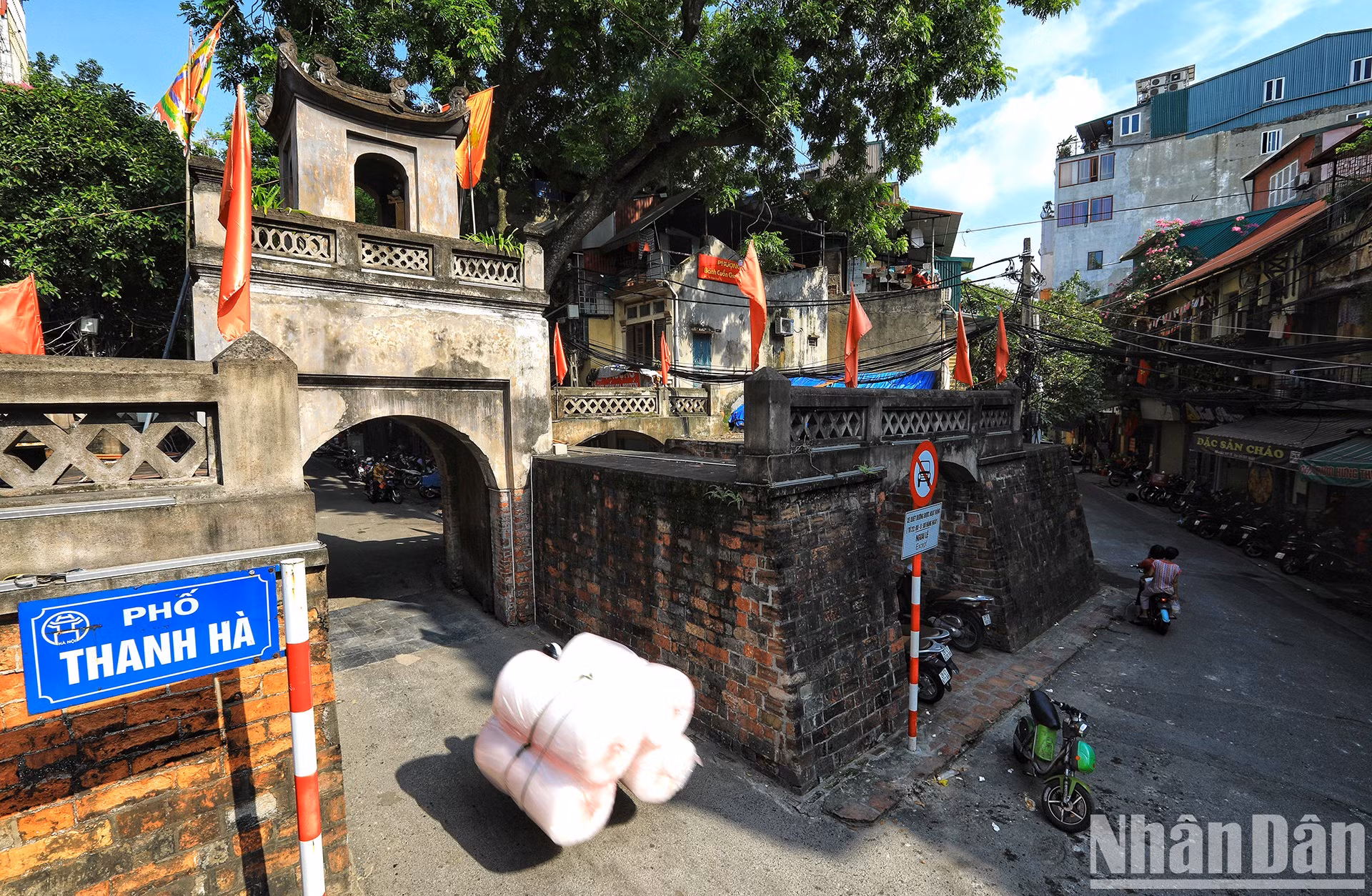 东河门。