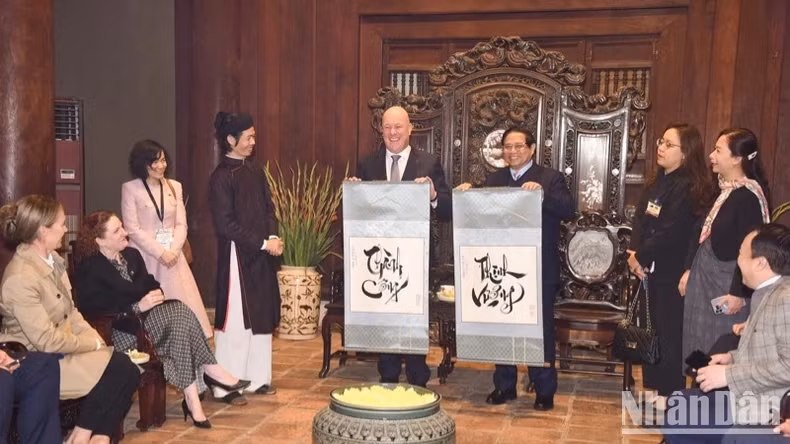 新西兰总理卢克森愉快地收下礼物。
