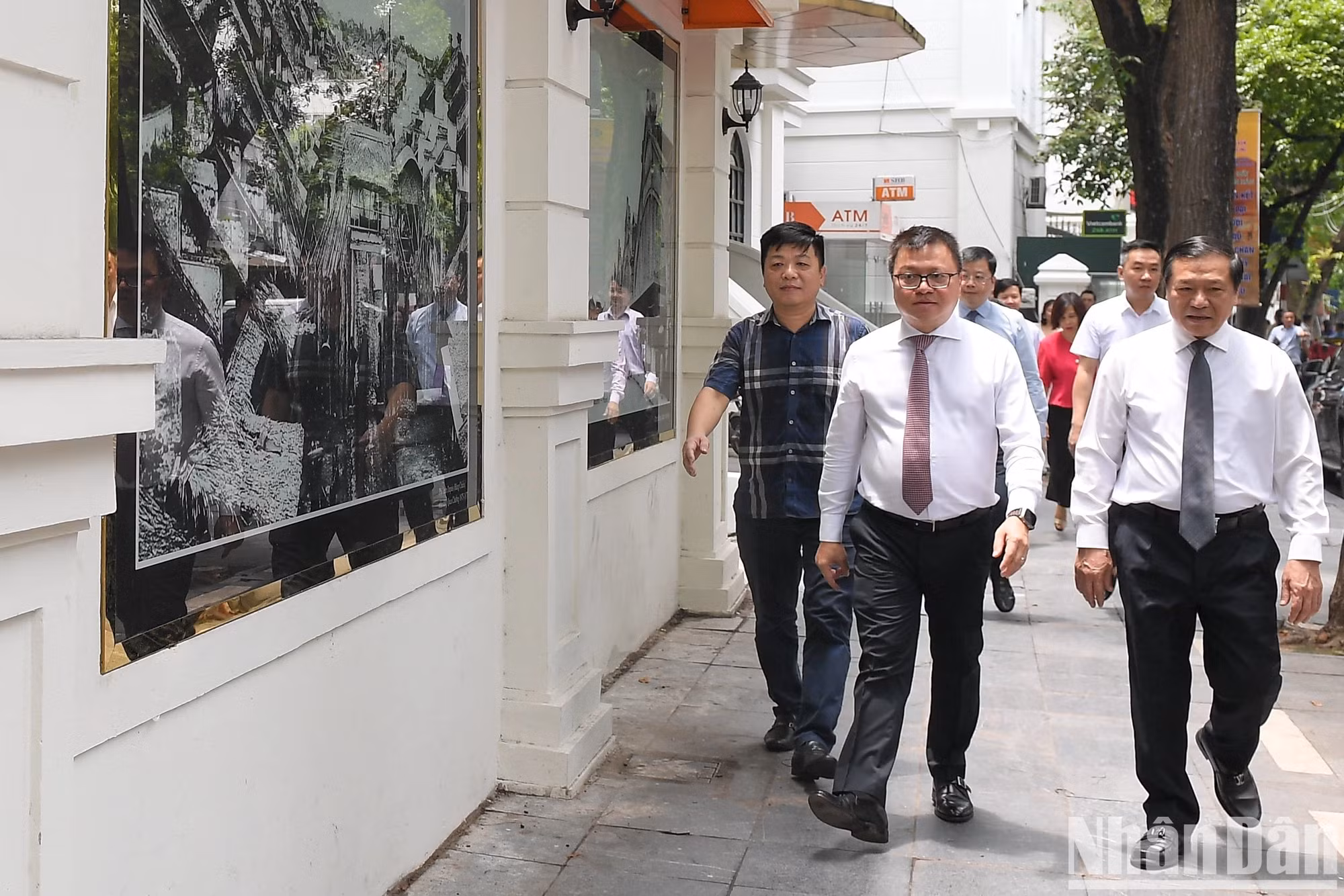 各位代表参观《人民报》社门口的展示区。