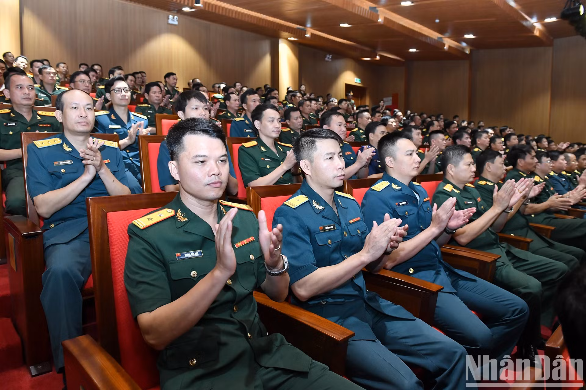 国防学院师生出席典礼。