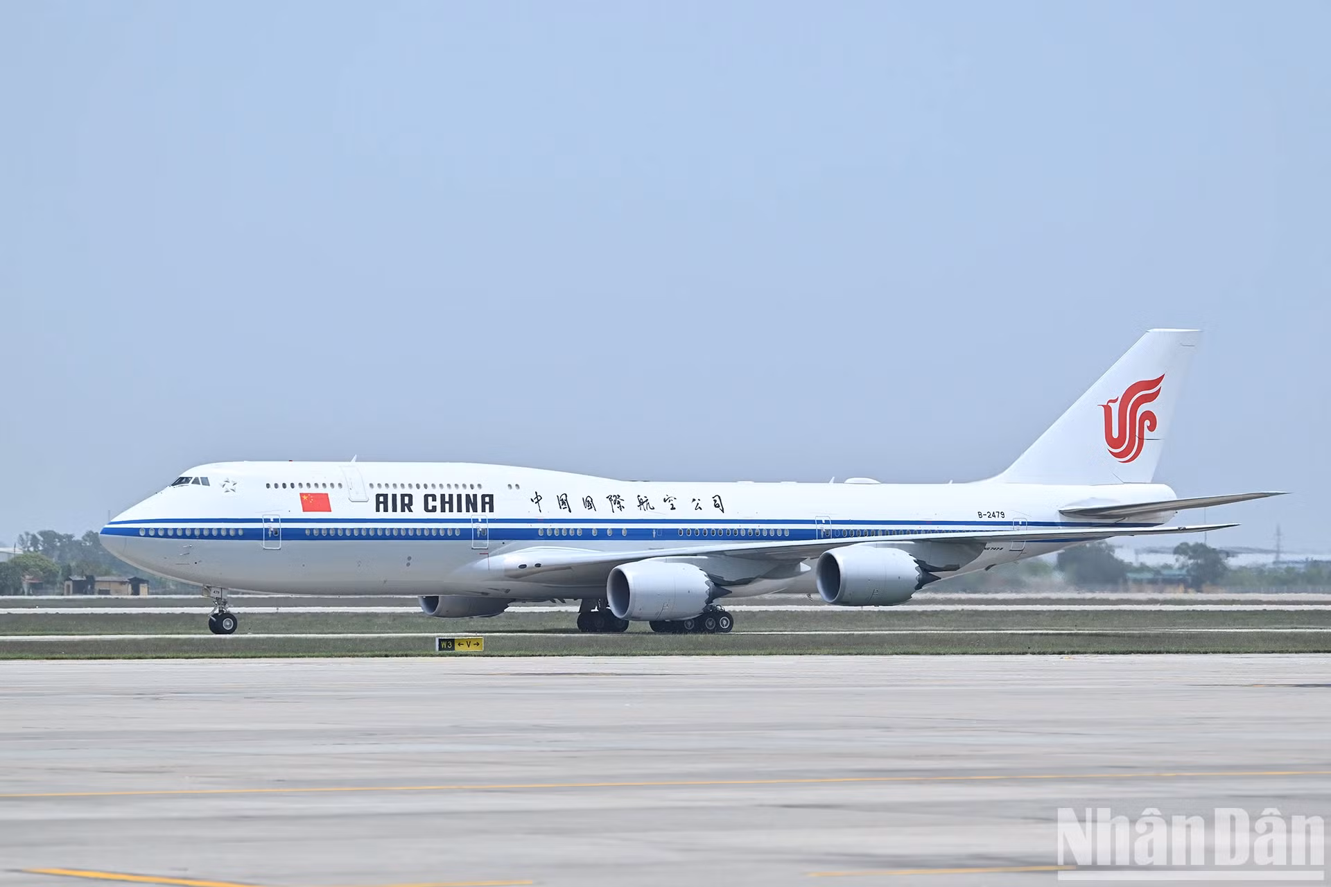 承载中共中央总书记、中国国家主席习近平一行的专机抵达河内内排国际机场。