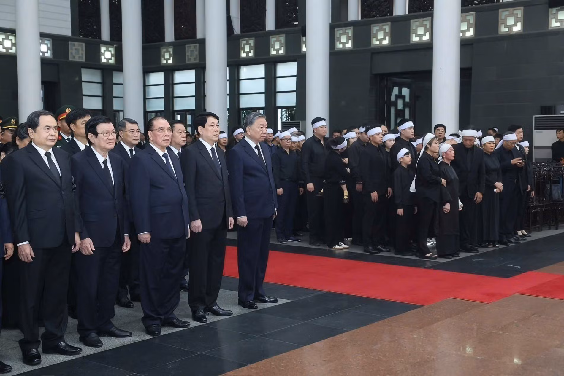苏林总书记，越南党和国家领导、前领导人出席原越南国家主席陈德良追悼会。