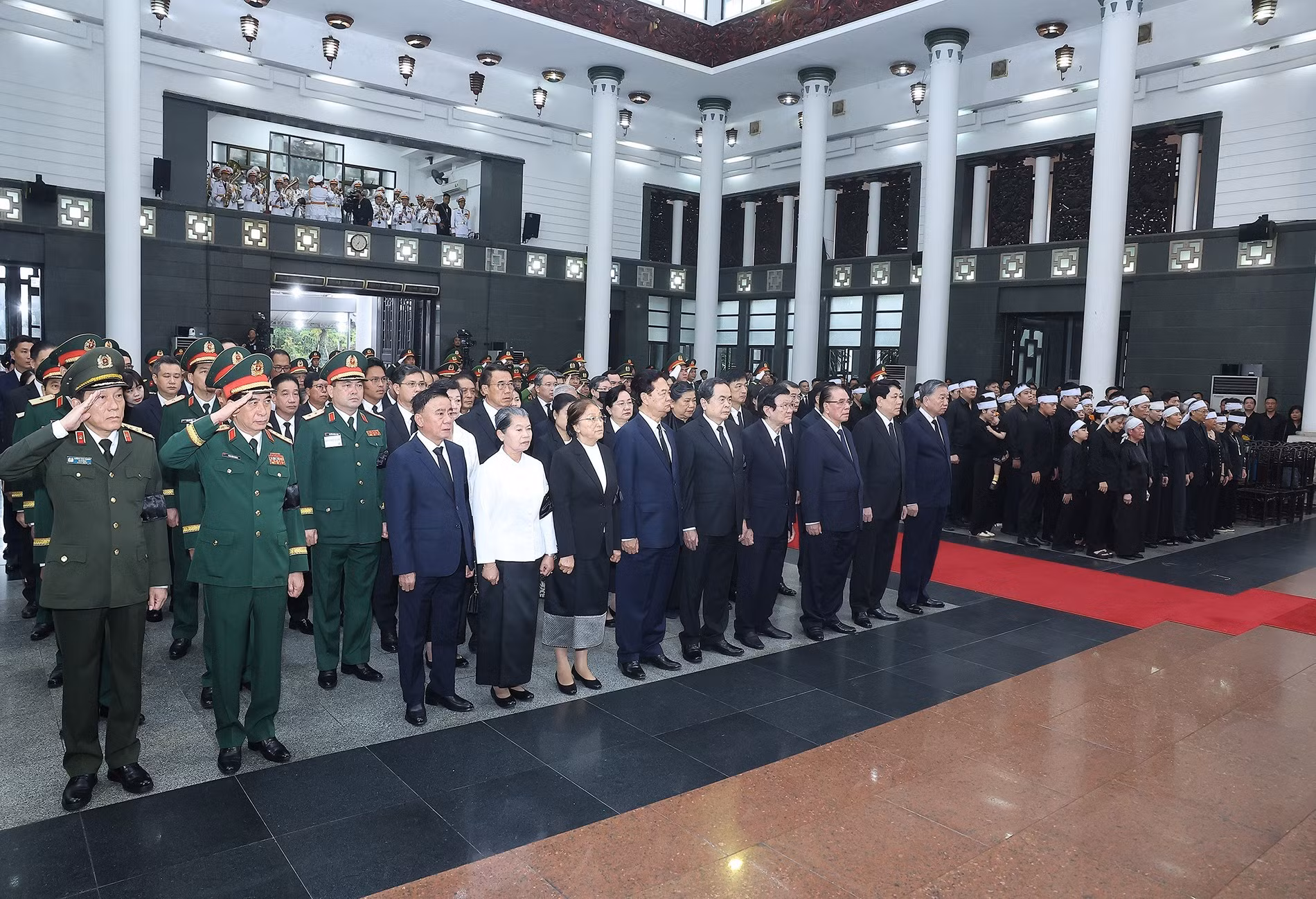 苏林总书记，越南党和国家领导、前领导人出席原越南国家主席陈德良追悼会。