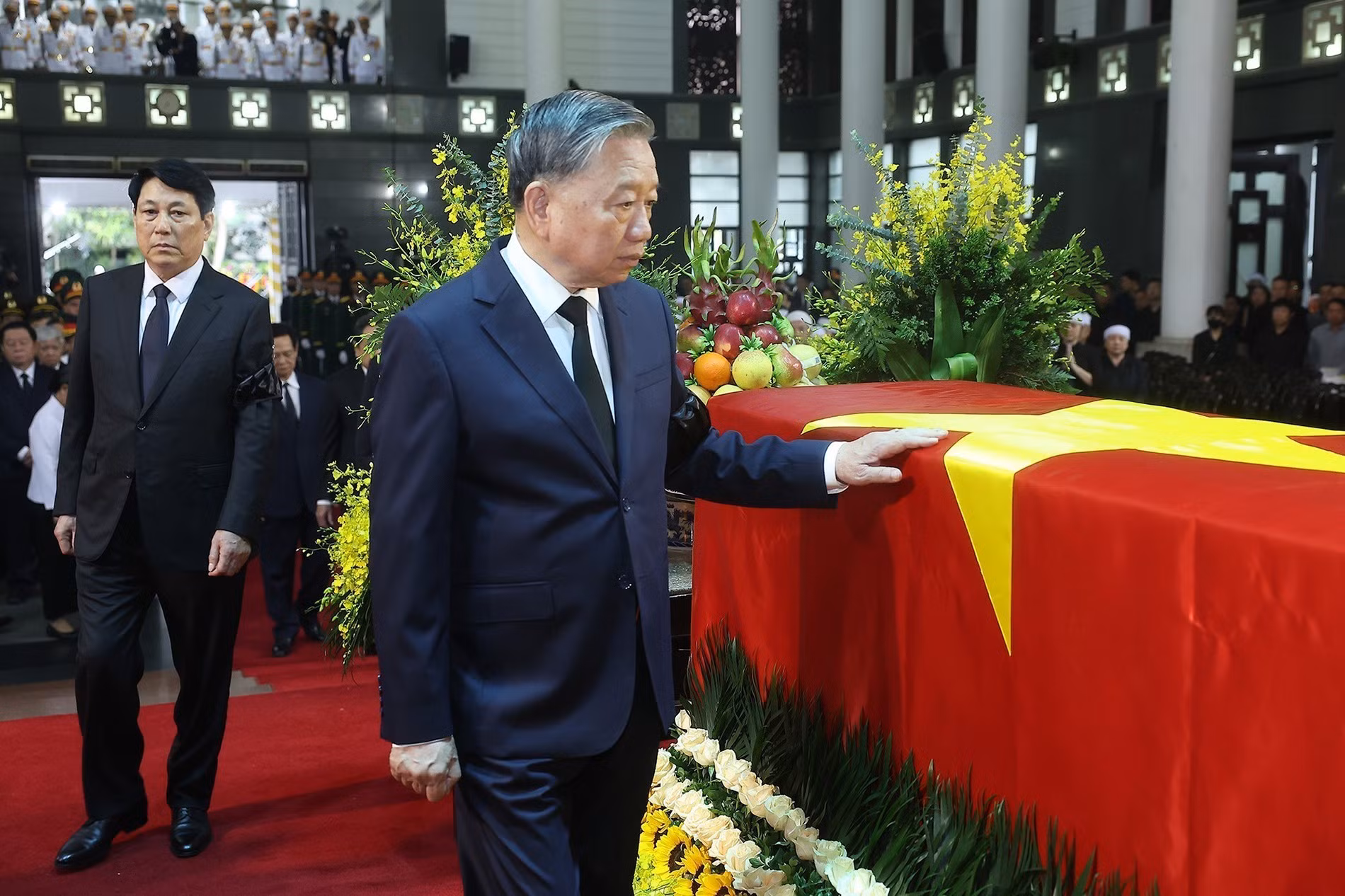 苏林总书记、国家主席梁强与各位代表一起绕灵柩一圈，向原国家主席陈德良作最后的告别。