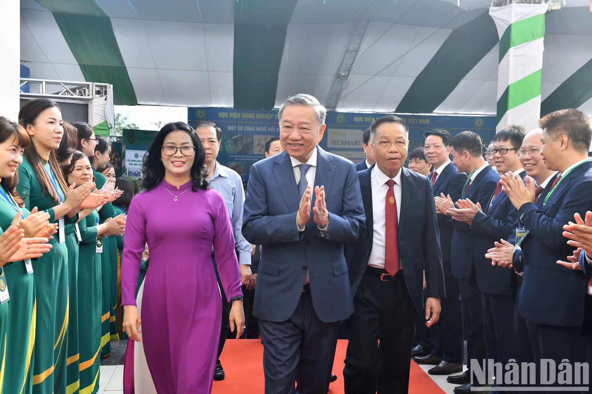 苏林总书记、国家主席出席越南农业学院2024-2025学年开学典礼。