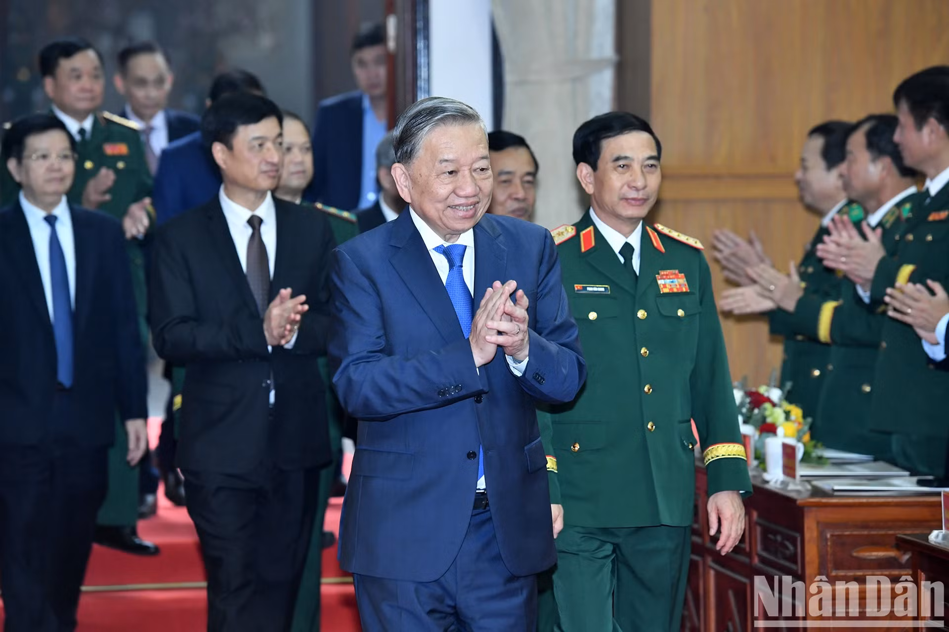 越共中央总书记苏林走访边防部队司令部。