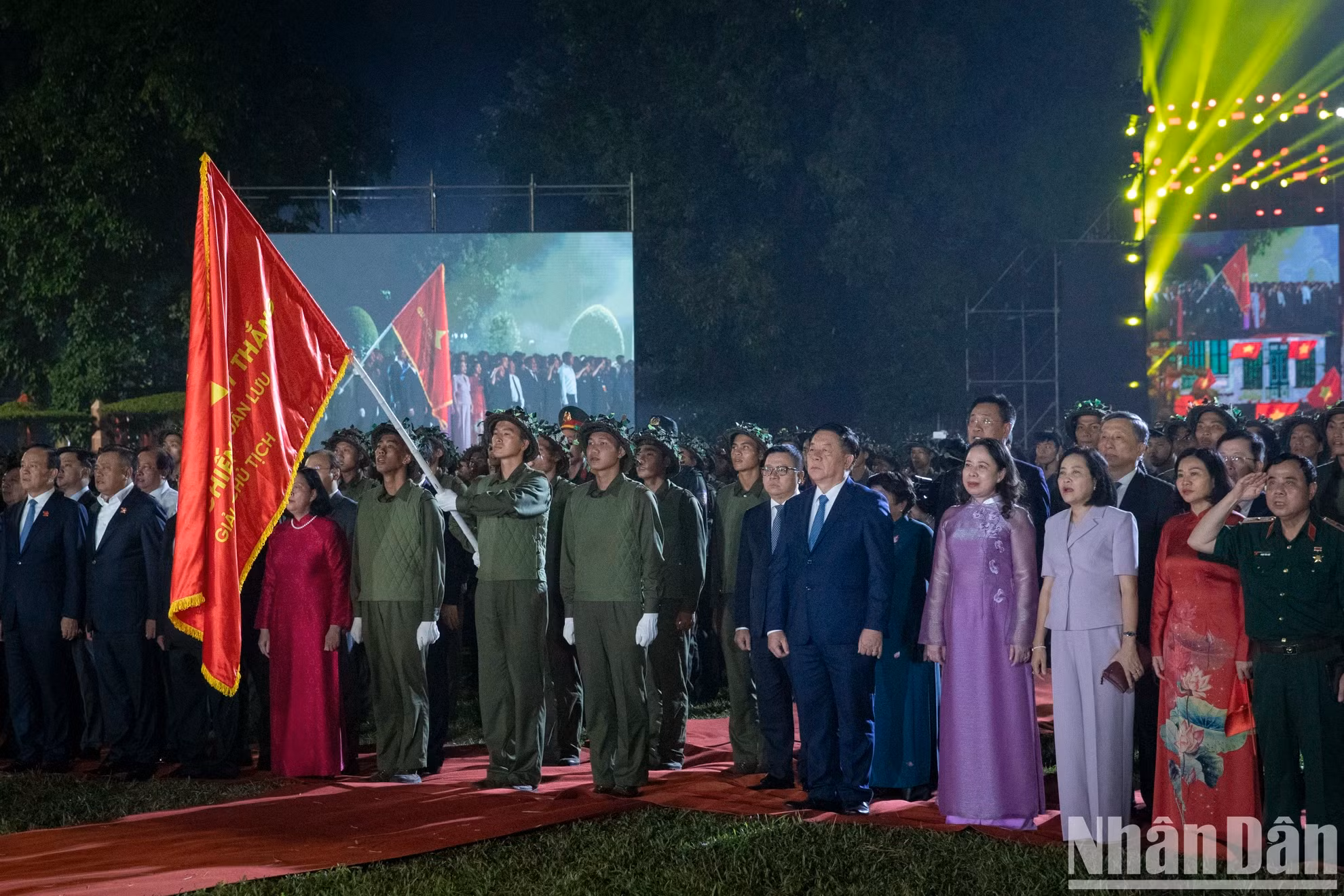 节目再现了1954年10月10日历史性的升旗仪式。