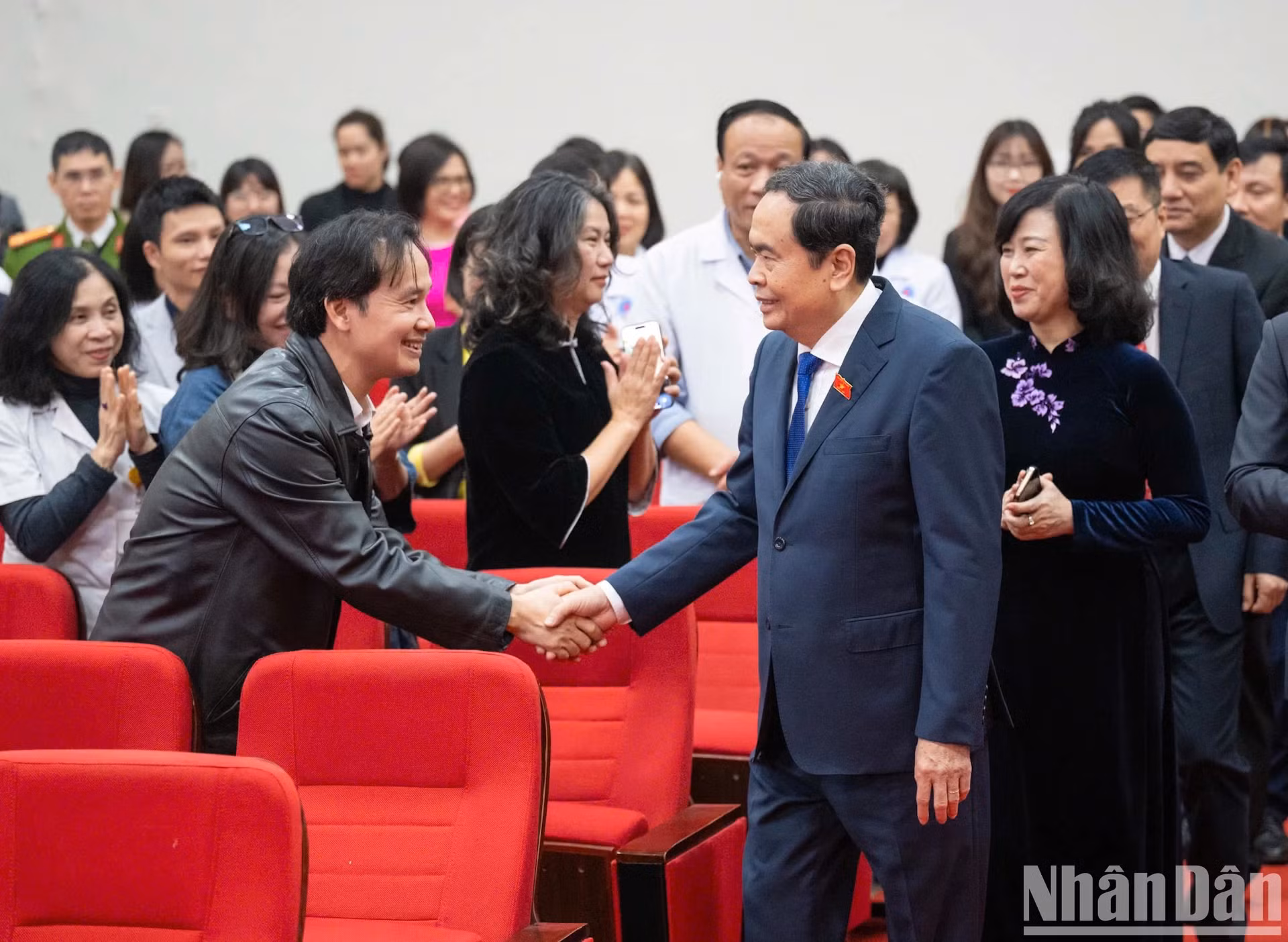 国会主席陈青敏和友谊医院医务人员。