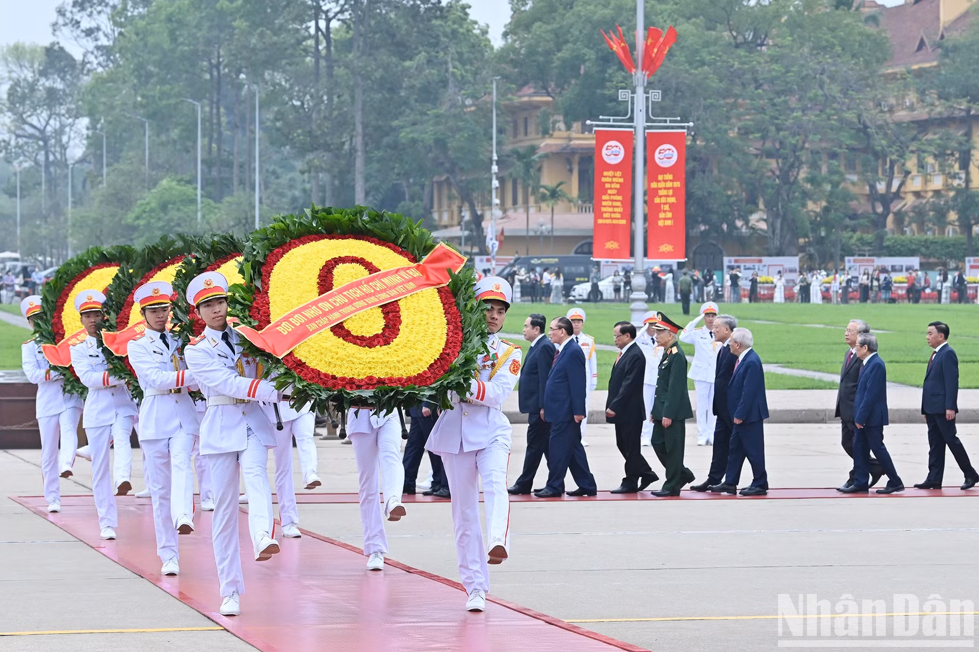 越南共产党中央委员会的花圈飘带上写着"永远铭记胡志明主席伟大功劳"。