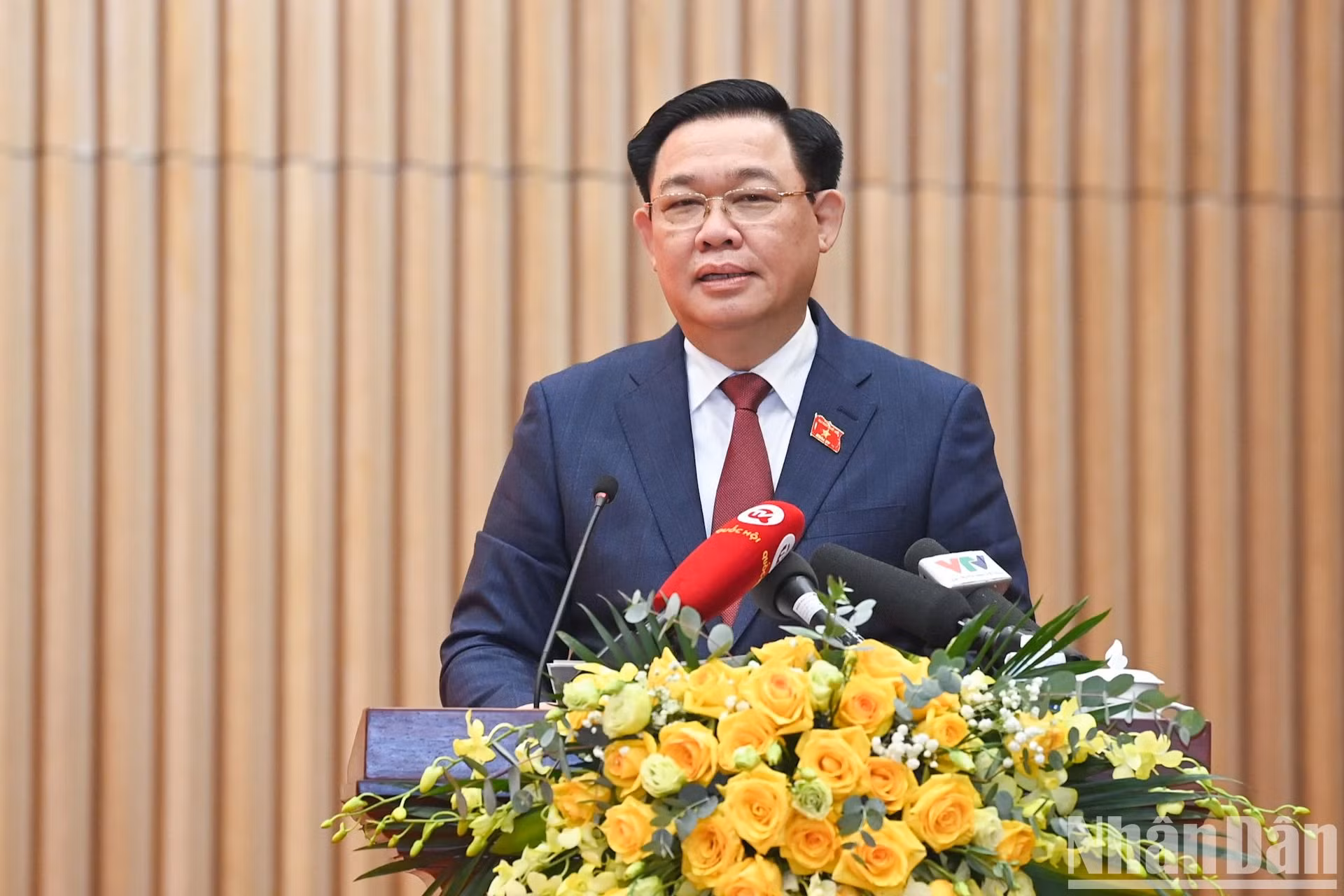 国会主席王廷惠在会议上发表讲话。