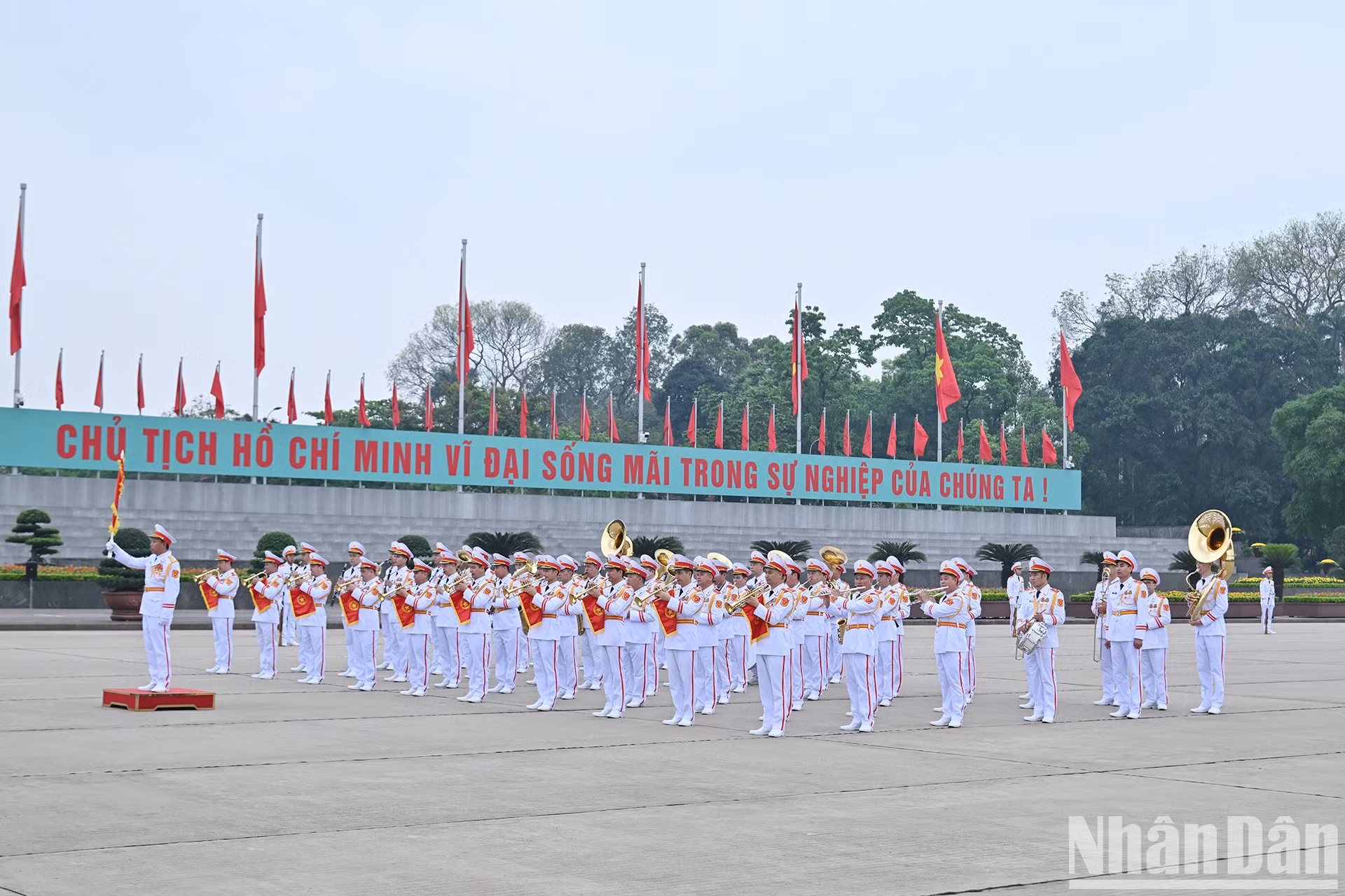 军乐团在巴亭广场举行仪式。
