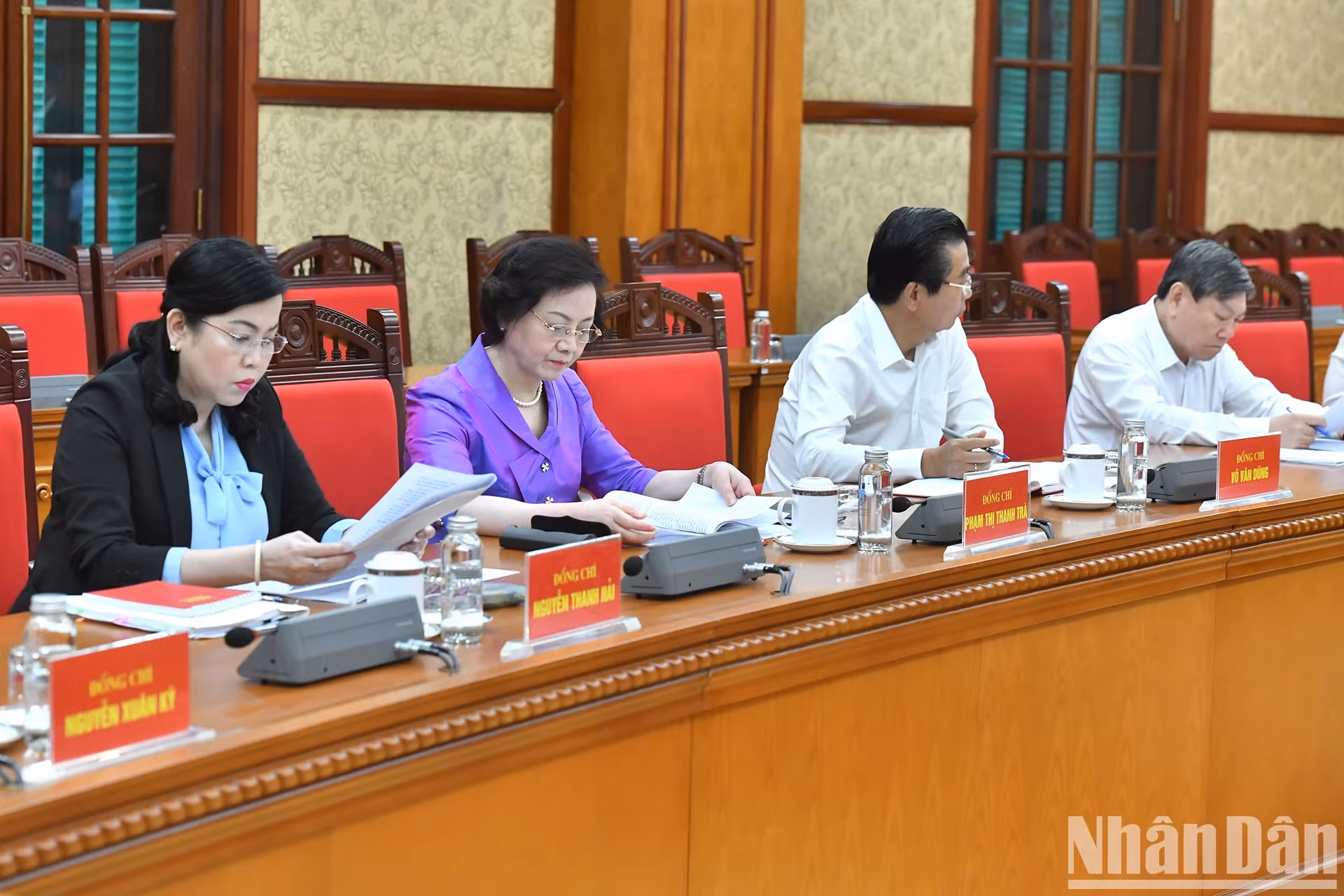 越共十四大人事小组成员出席会议。