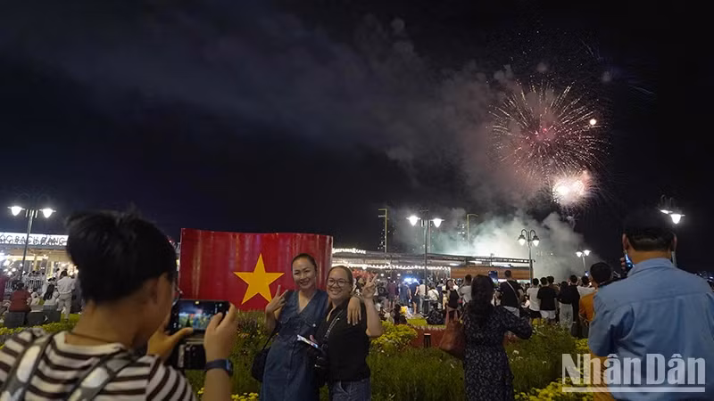 胡志明市9·2国庆节烟花秀。